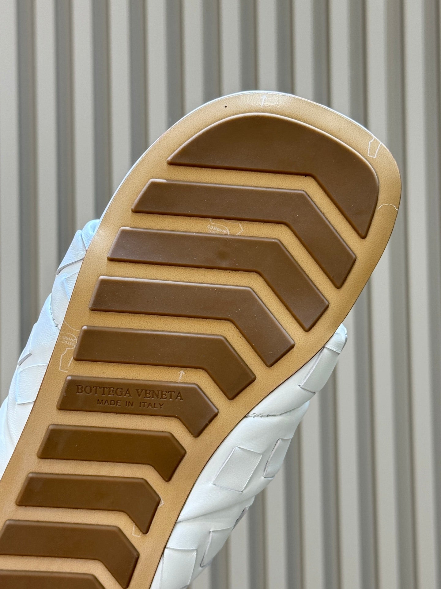 BOTTEGA VENETA 26S THONG SANDALS IN WHITE LAMBSKIN