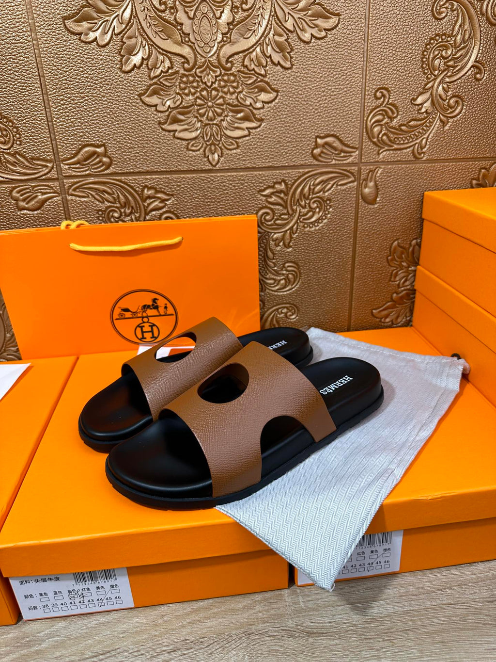 HM CIRCLE CUT SANDAL CARAMEL CALFSKIN