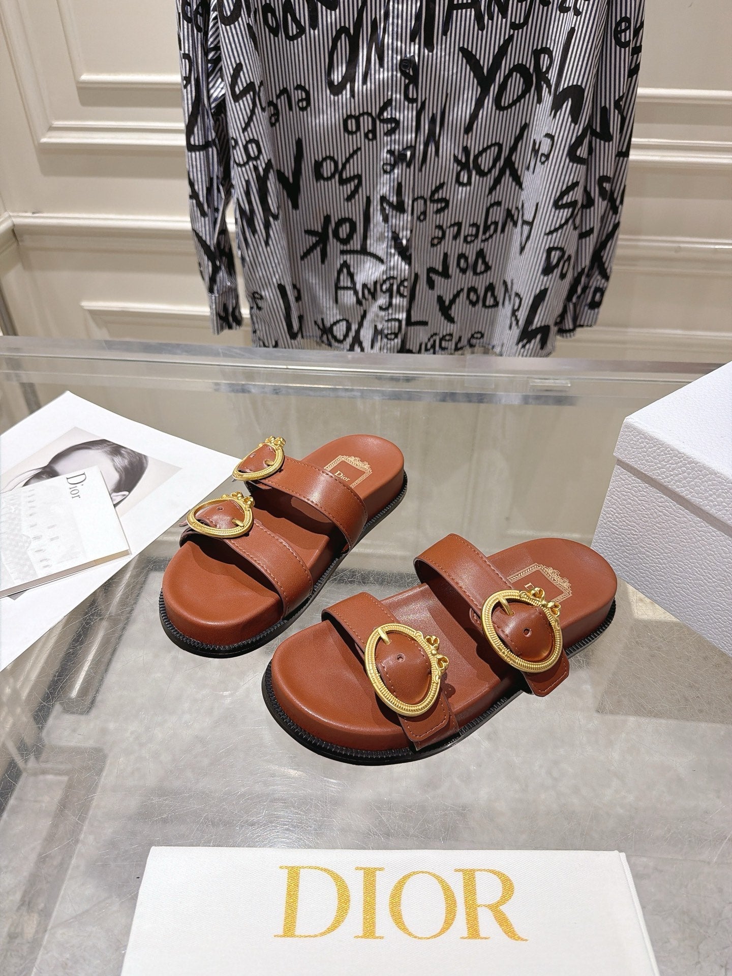 DIOR 26S MEDAILLON BUCKLE SLIDE IN BROWN CALFSKIN
