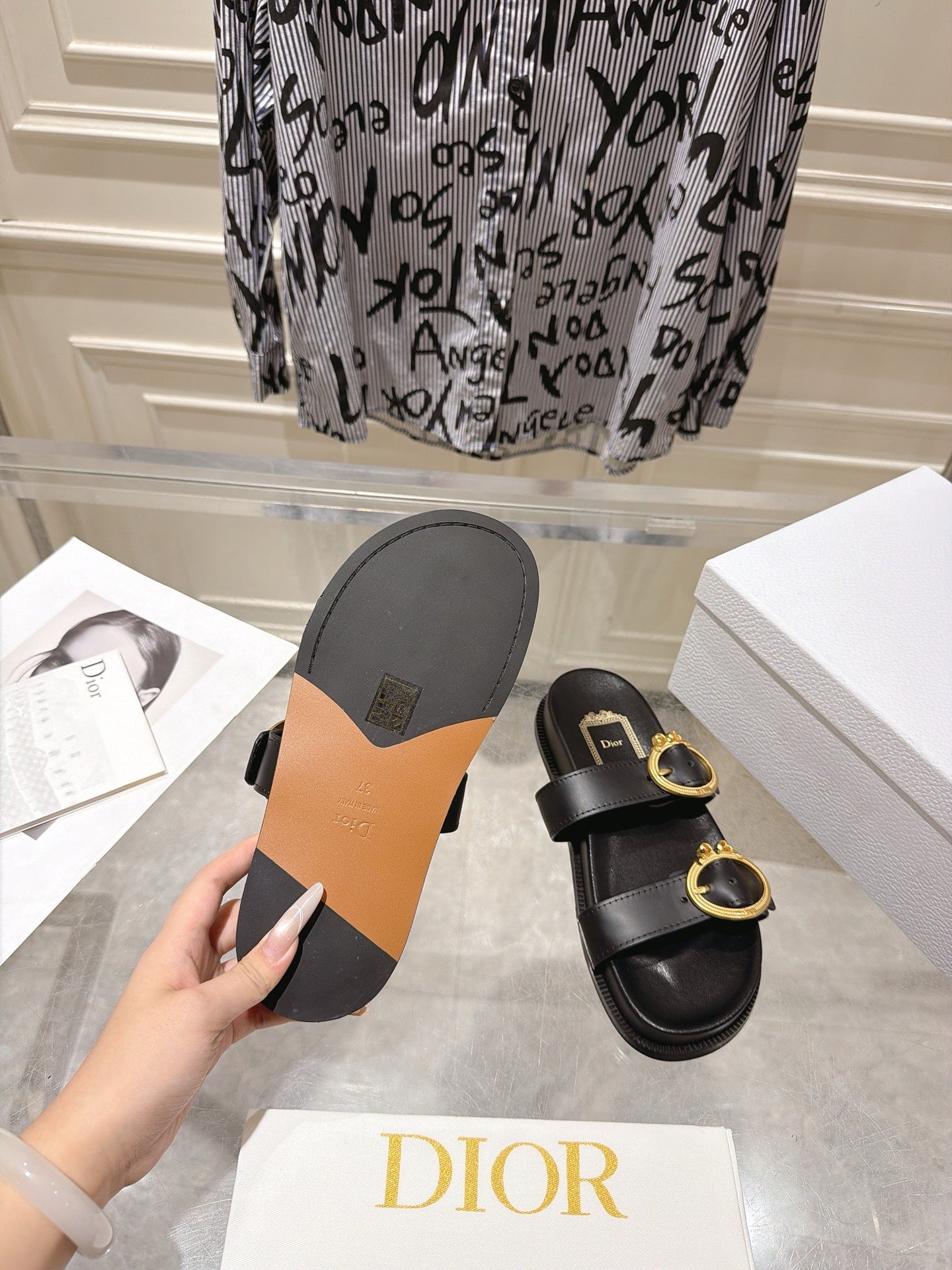 DIOR 26S MEDAILLON BUCKLE SLIDE IN BLACK CALFSKIN