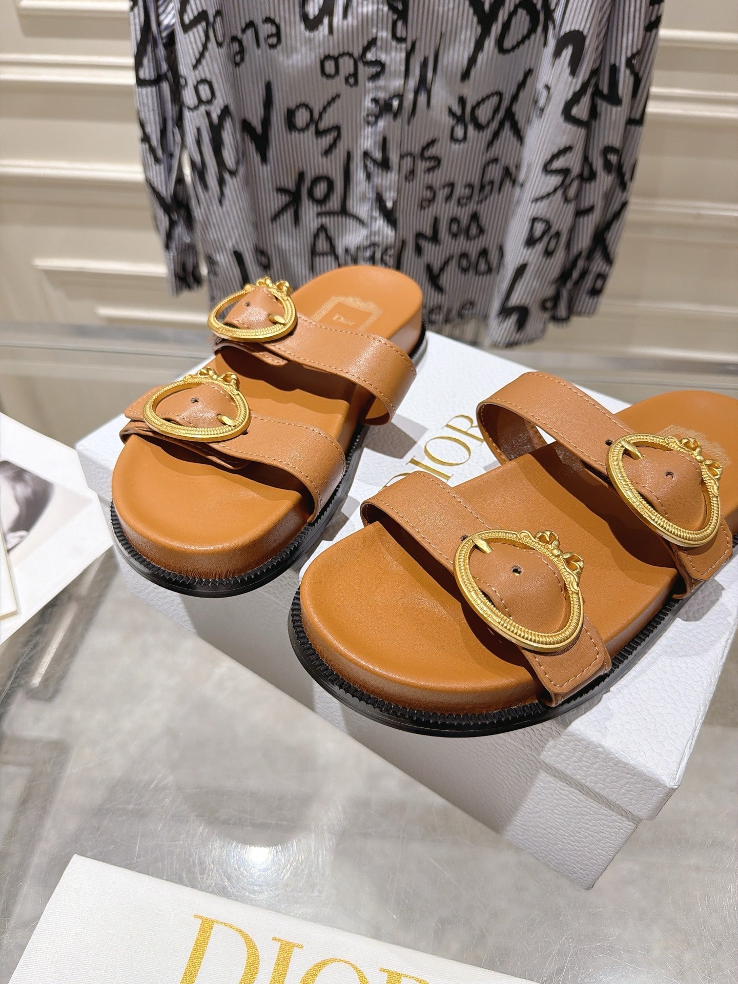 DIOR 26S MEDAILLON BUCKLE SLIDE IN SADDLE BROWN CALFSKIN