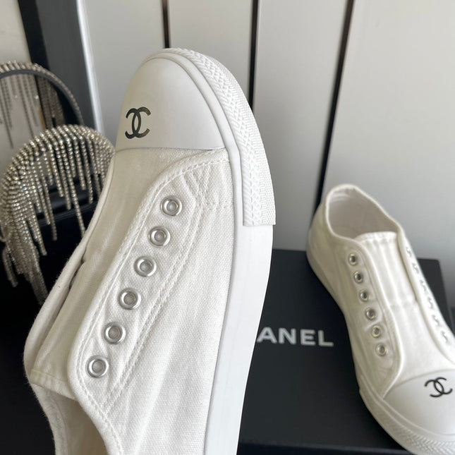 CHANEL 26S LOW TOP SNEAKERS IN WHITE CANVAS