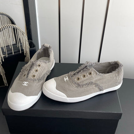 CHANEL 26S LOW TOP SNEAKERS IN GREY FRAYED CANVAS