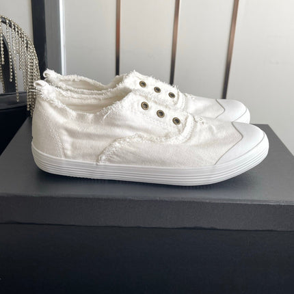 CHANEL 26S LOW TOP SNEAKERS IN WHITE FRAYED CANVAS