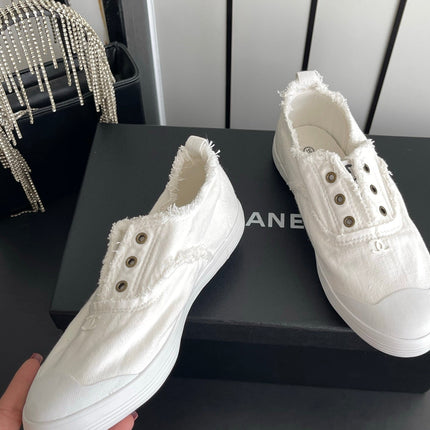 CHANEL 26S LOW TOP SNEAKERS IN WHITE FRAYED CANVAS