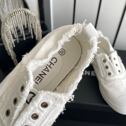 CHANEL 26S LOW TOP SNEAKERS IN WHITE FRAYED CANVAS