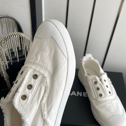 CHANEL 26S LOW TOP SNEAKERS IN WHITE FRAYED CANVAS