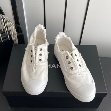 CHANEL 26S LOW TOP SNEAKERS IN WHITE FRAYED CANVAS