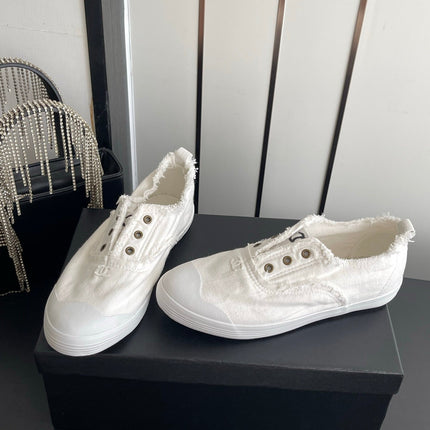 CHANEL 26S LOW TOP SNEAKERS IN WHITE FRAYED CANVAS