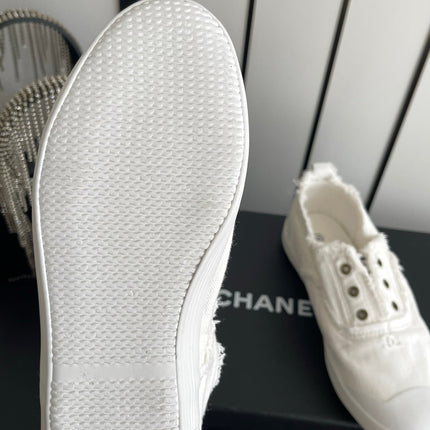 CHANEL 26S LOW TOP SNEAKERS IN WHITE FRAYED CANVAS