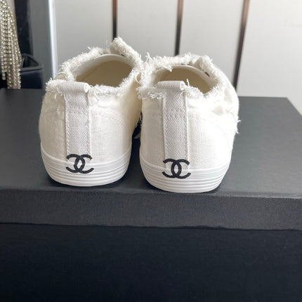 CHANEL 26S LOW TOP SNEAKERS IN WHITE FRAYED CANVAS