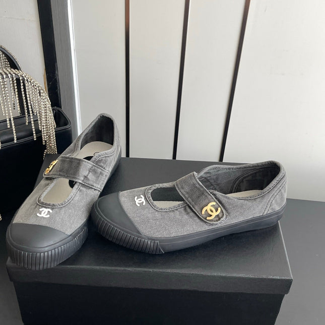 CHANEL 26S MARY JANE SNEAKERS IN GREY CANVAS WITH GOLD-TONE METAL CC LOGO