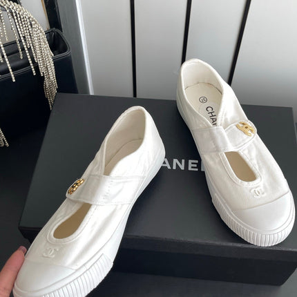 CHANEL 26S MARY JANE SNEAKERS IN WHITE CANVAS WITH GOLD-TONE METAL CC LOGO