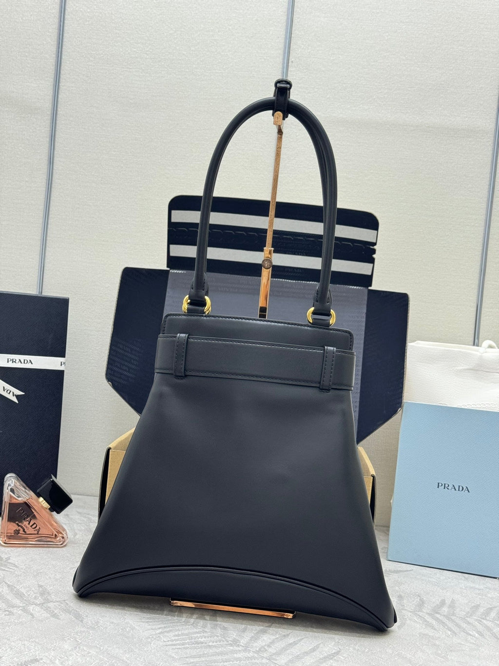 PRADA 26S CAREY MEDIUM HANDBAG 31 IN BLACK LEATHER