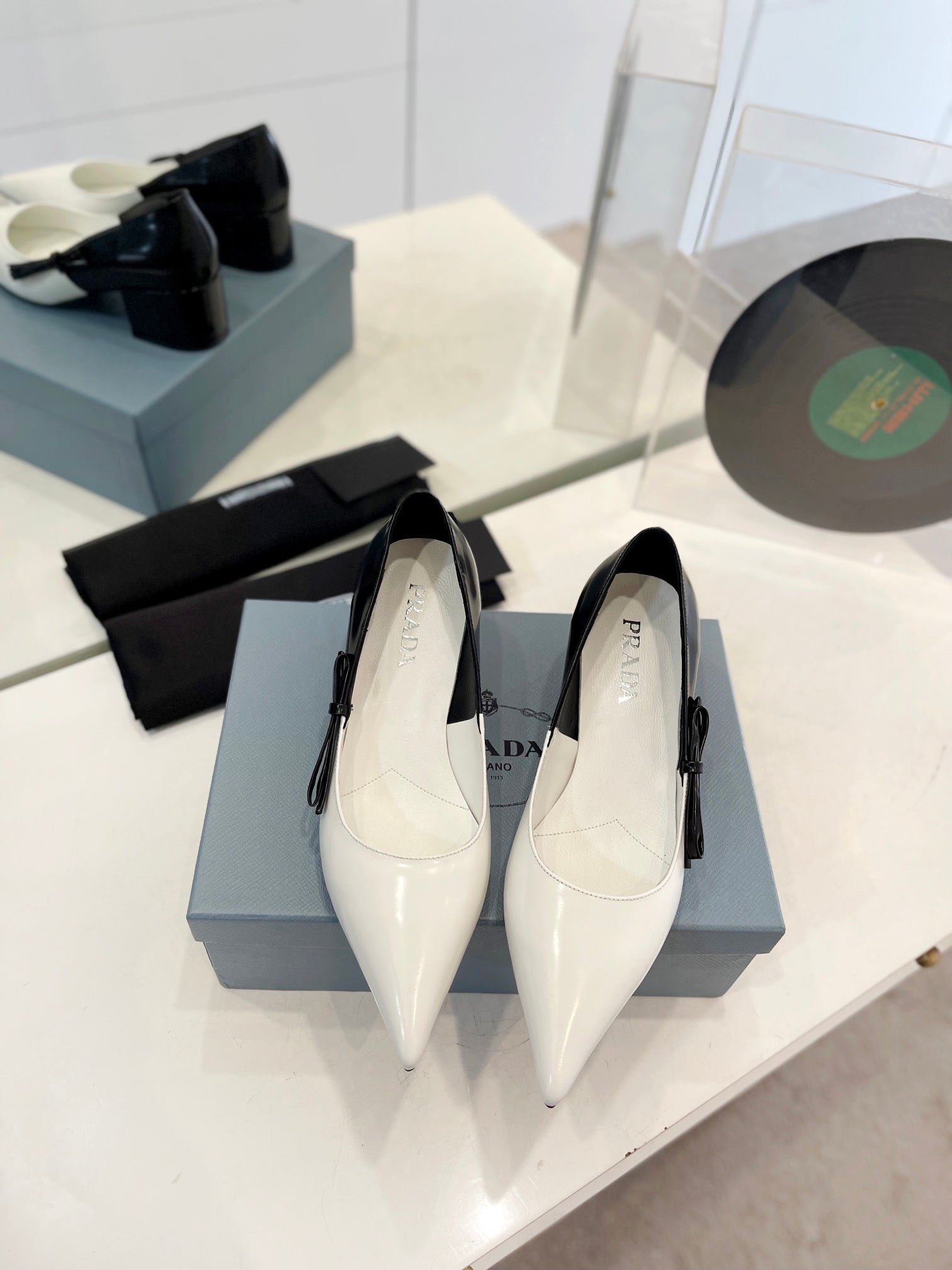 PRA MID - HEELS WHITE AND BLACK LAMBSKIN WITH BOW