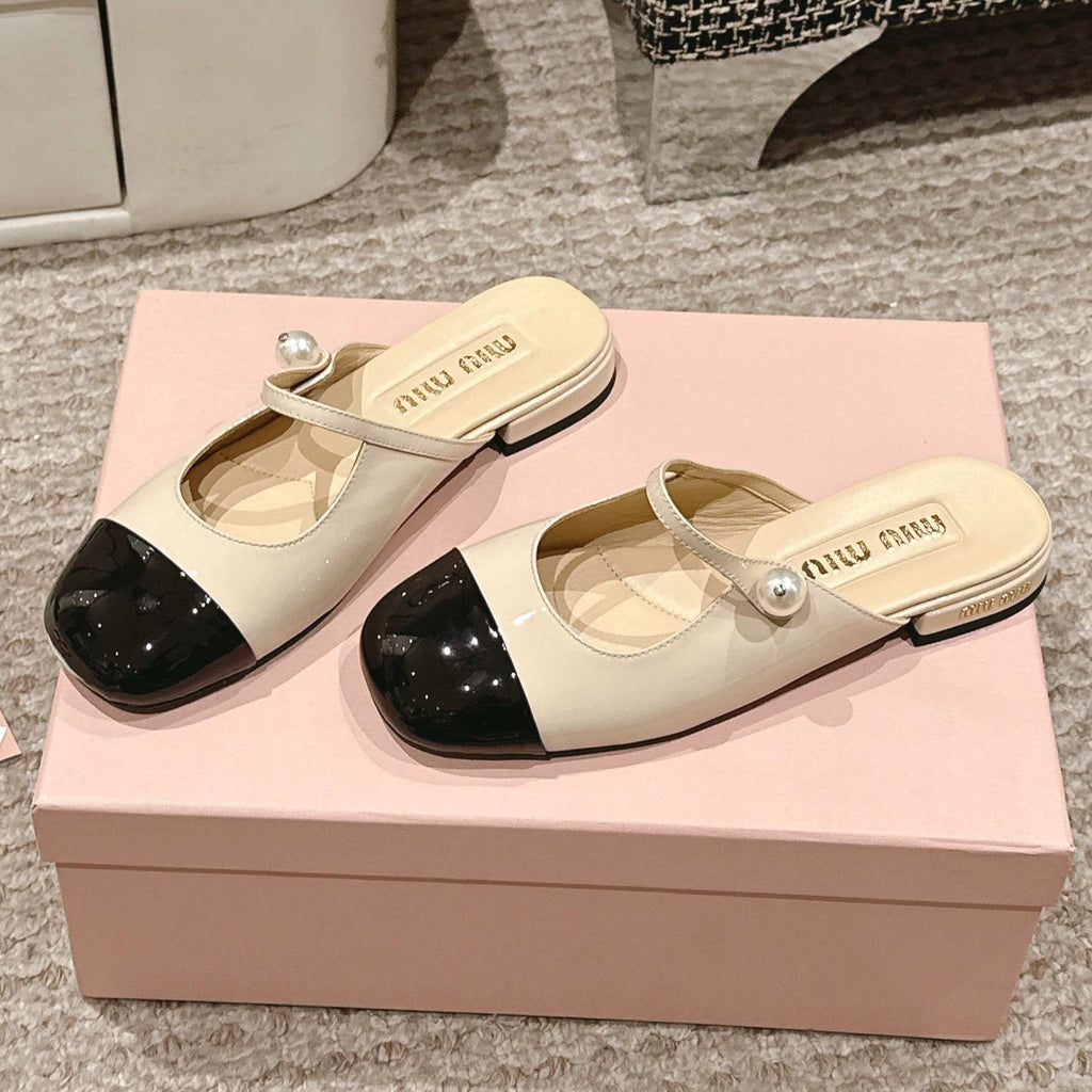 FLAT MULE IN BISQUE BEIGE MIX BLACK PATENT CALFSKIN