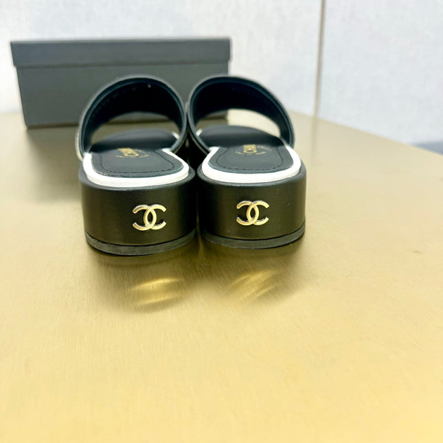 CC EMBROIDERED LOGO SLIDE SANDALS IN BLACK FABRIC