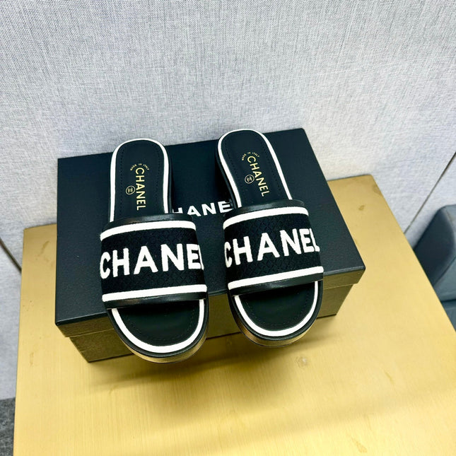 CC EMBROIDERED LOGO SLIDE SANDALS IN BLACK FABRIC