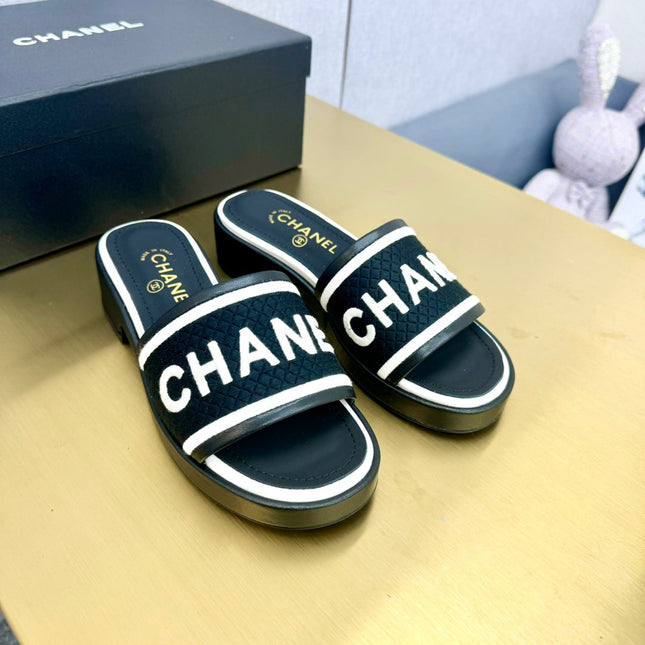 CC EMBROIDERED LOGO SLIDE SANDALS IN BLACK FABRIC