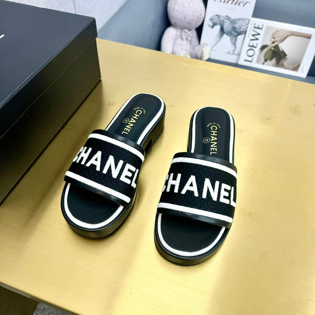 CC EMBROIDERED LOGO SLIDE SANDALS IN BLACK FABRIC