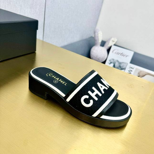 CC EMBROIDERED LOGO SLIDE SANDALS IN BLACK FABRIC