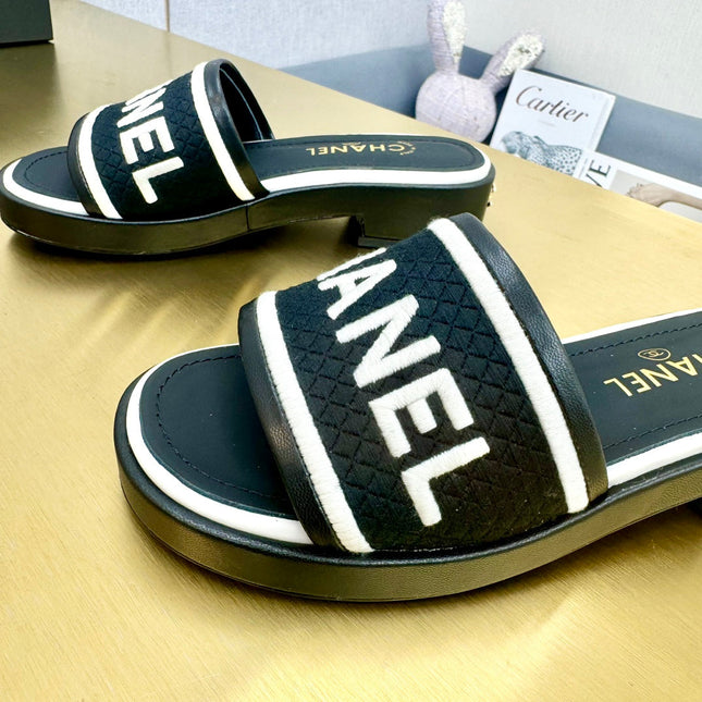 CC EMBROIDERED LOGO SLIDE SANDALS IN BLACK FABRIC