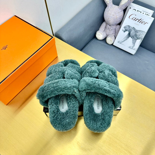 CHYPRE SANDAL IN FOREST GREEN SHEARLING