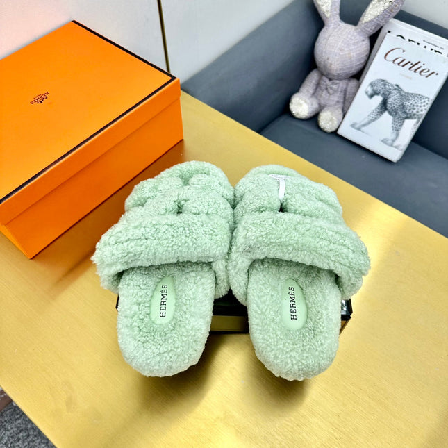 CHYPRE SANDAL IN PASTEL GREEN SHEARLING