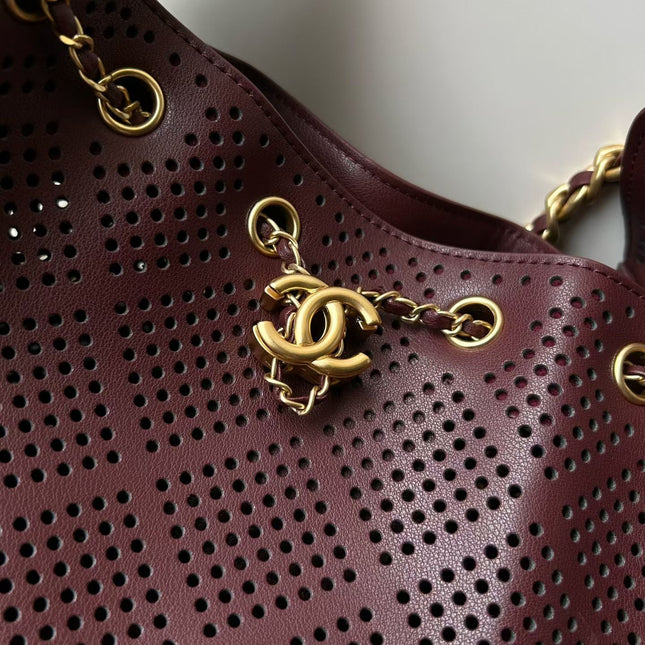 CHANEL 26S HOBO BAG 22 IN BURGUNDY RED PERFORATED CALFSKIN GOLD HARDWARE