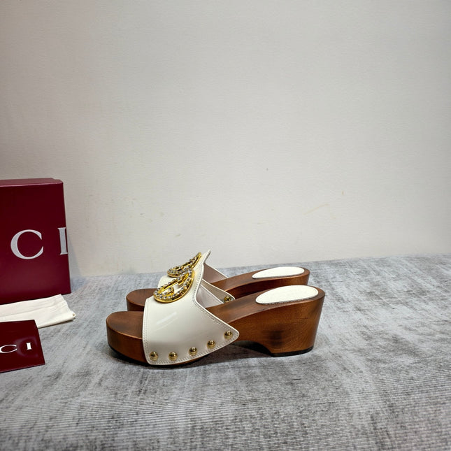 GUCCI 26S PLATFORM MULES IN IVORY WHITE PATENT CALFSKIN GOLD HARDWARE
