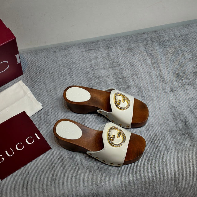 GUCCI 26S PLATFORM MULES IN IVORY WHITE PATENT CALFSKIN GOLD HARDWARE