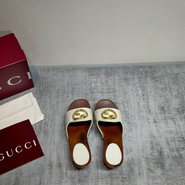 GUCCI 26S PLATFORM MULES IN IVORY WHITE PATENT CALFSKIN GOLD HARDWARE