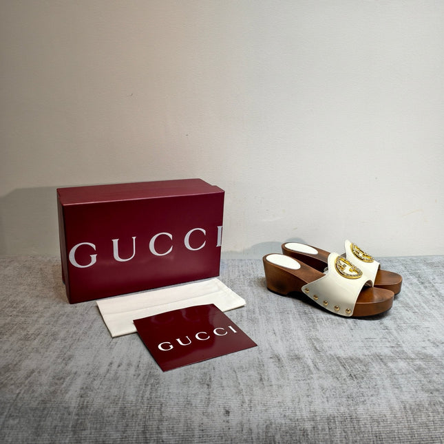 GUCCI 26S PLATFORM MULES IN IVORY WHITE PATENT CALFSKIN GOLD HARDWARE