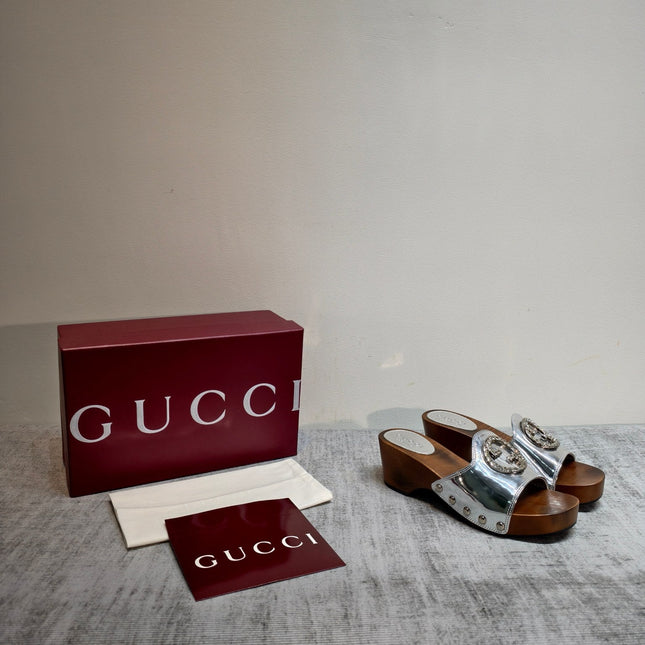 GUCCI 26S PLATFORM MULES IN SILVER PATENT CALFSKIN SILVER HARDWARE