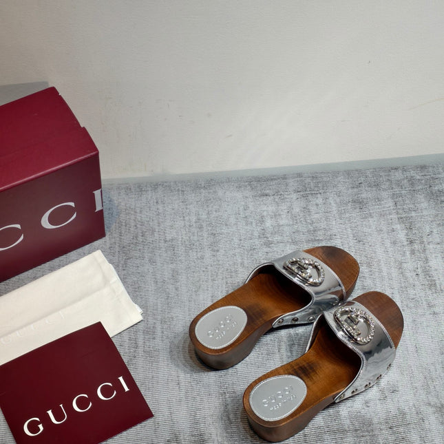 GUCCI 26S PLATFORM MULES IN SILVER PATENT CALFSKIN SILVER HARDWARE