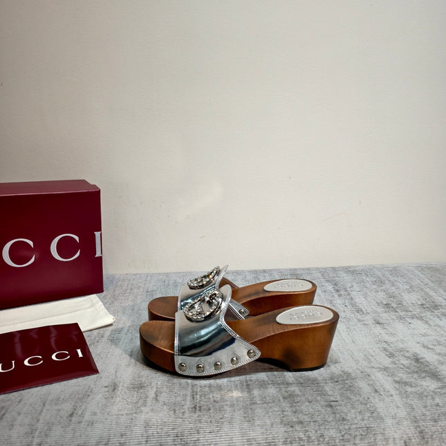 GUCCI 26S PLATFORM MULES IN SILVER PATENT CALFSKIN SILVER HARDWARE