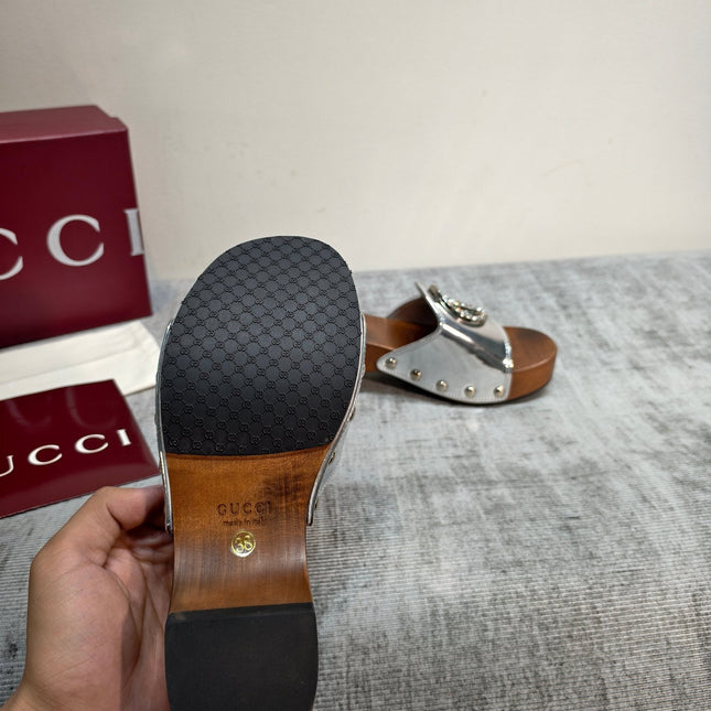 GUCCI 26S PLATFORM MULES IN SILVER PATENT CALFSKIN SILVER HARDWARE