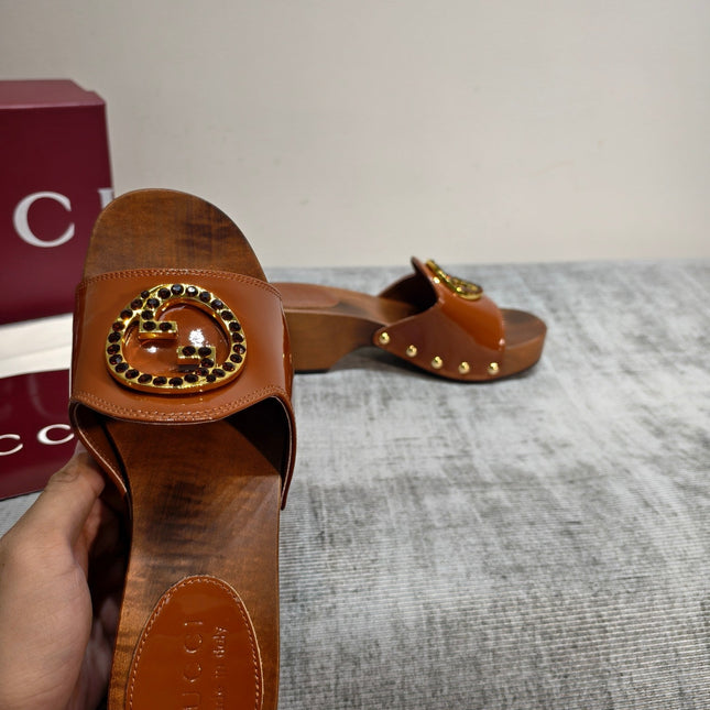 GUCCI 26S PLATFORM MULES IN CARAMEL BROWN PATENT CALFSKIN GOLD HARDWARE