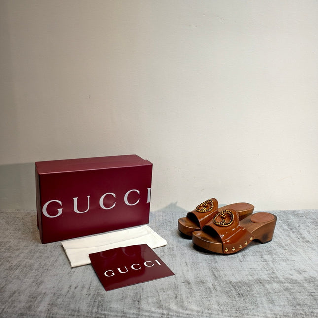GUCCI 26S PLATFORM MULES IN CARAMEL BROWN PATENT CALFSKIN GOLD HARDWARE