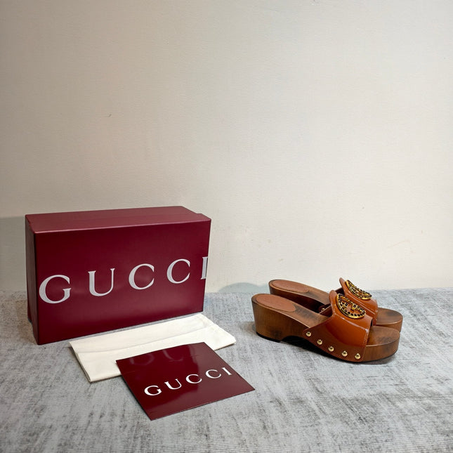 GUCCI 26S PLATFORM MULES IN CARAMEL BROWN PATENT CALFSKIN GOLD HARDWARE