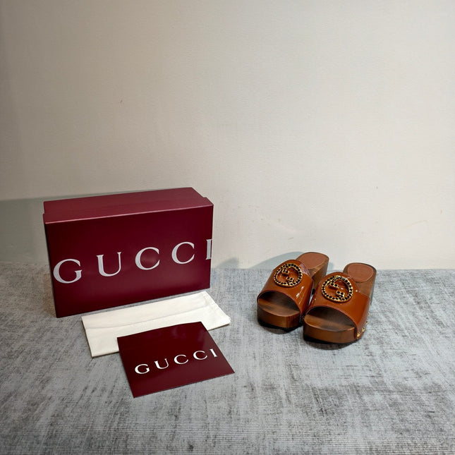 GUCCI 26S PLATFORM MULES IN CARAMEL BROWN PATENT CALFSKIN GOLD HARDWARE