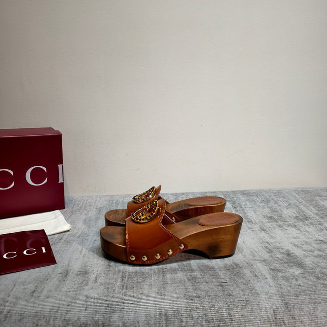 GUCCI 26S PLATFORM MULES IN CARAMEL BROWN PATENT CALFSKIN GOLD HARDWARE