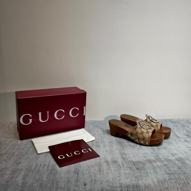 GUCCI 26S PLATFORM MULES IN BEIGE GG MONOGRAM CANVAS SILVER HARDWARE