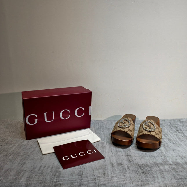 GUCCI 26S PLATFORM MULES IN BEIGE GG MONOGRAM CANVAS SILVER HARDWARE