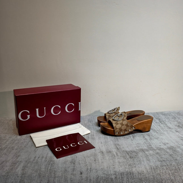 GUCCI 26S PLATFORM MULES IN BEIGE GG MONOGRAM CANVAS SILVER HARDWARE