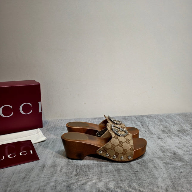 GUCCI 26S PLATFORM MULES IN BEIGE GG MONOGRAM CANVAS SILVER HARDWARE