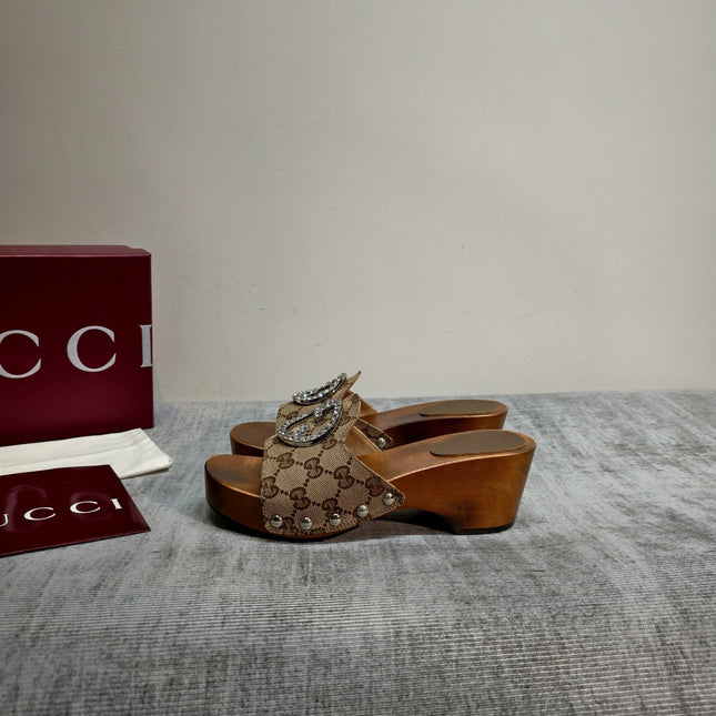 GUCCI 26S PLATFORM MULES IN BEIGE GG MONOGRAM CANVAS SILVER HARDWARE