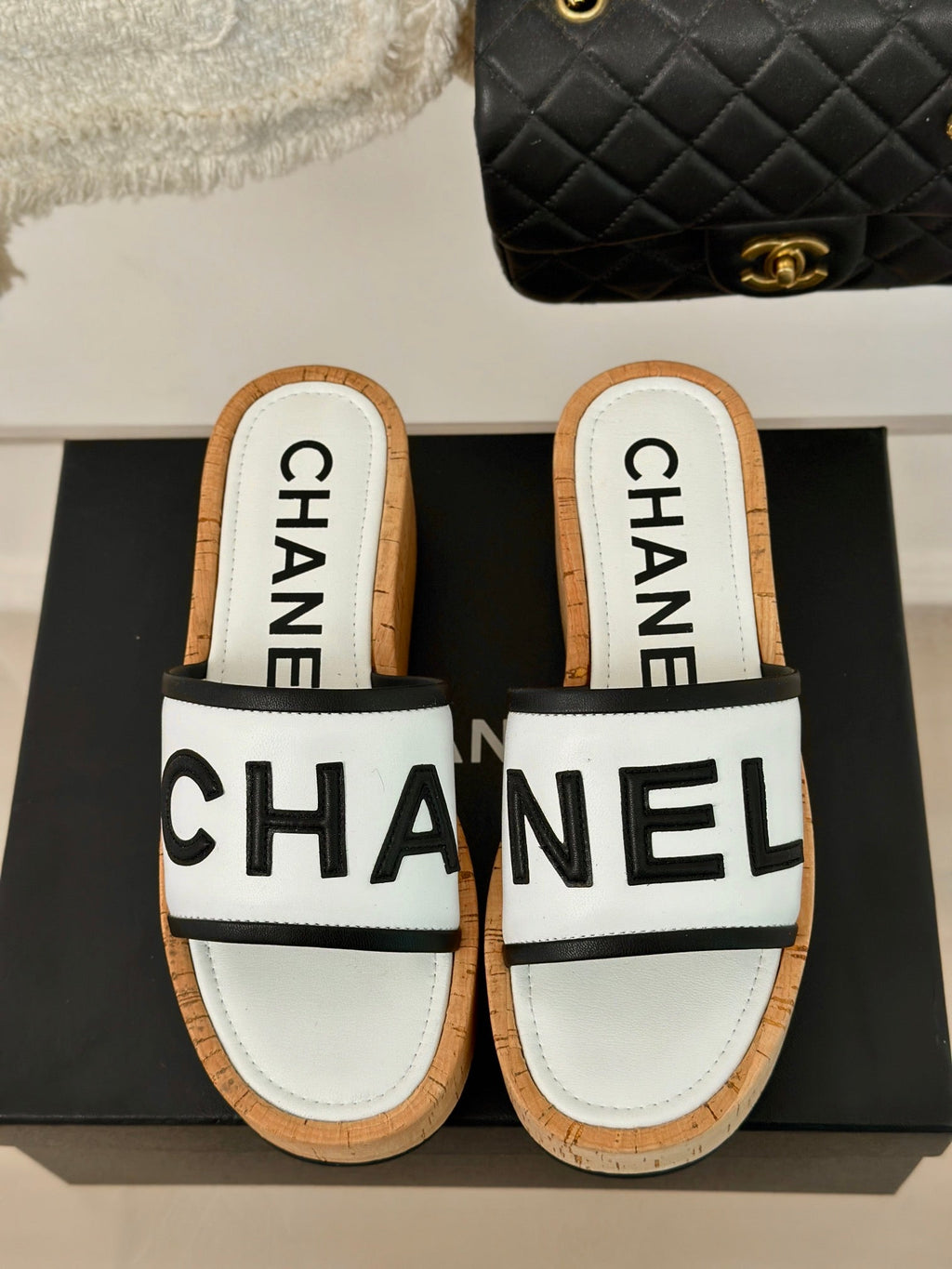 THICK SOLE LETTER SLIPPERS IN WHITE SHEEPSKIN