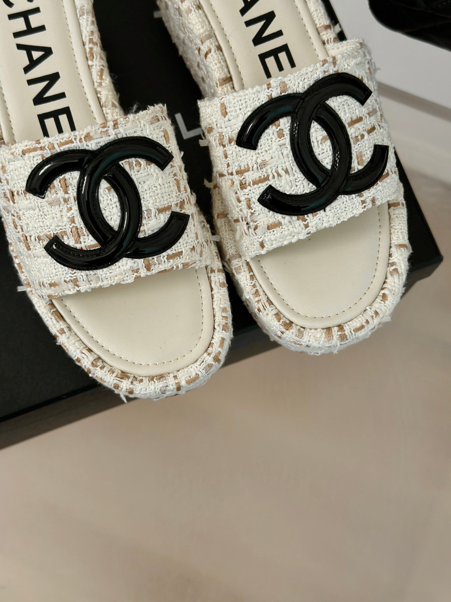 CLASSIC SLIPPERS THICK SOLE IN WHITE MIX BROWN TWEED