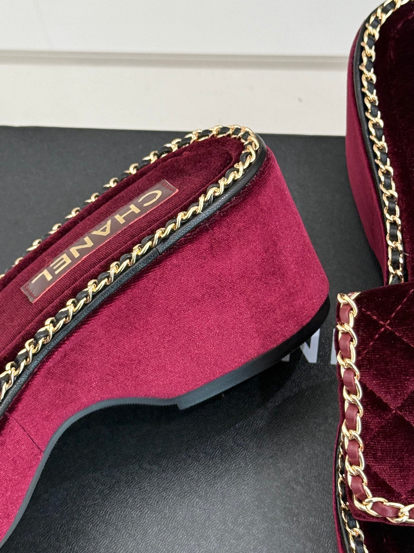 THICK-SOLED CHAIN HEART SLIPPER IN PLUM PURPLE VELVET